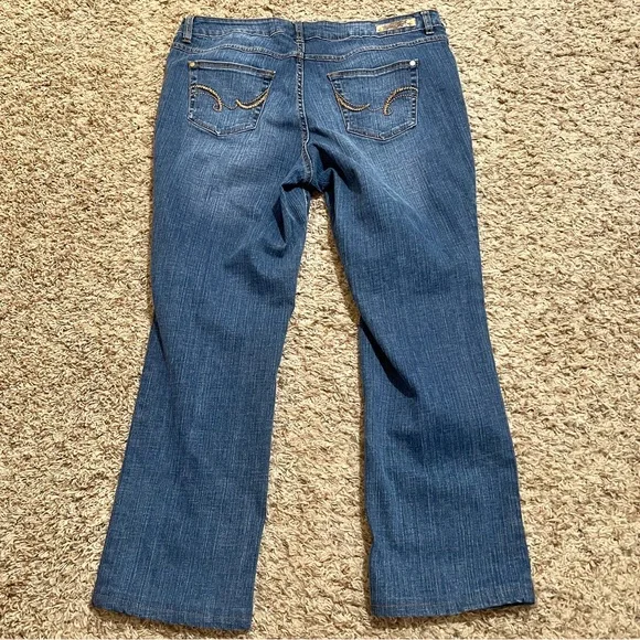 [South Pole] Medium Wash Stretchy Plus Size Jeans - Picture 2 of 7